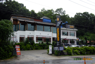 Illustration for article titled South Korea Has a Restaurant for Giant Robot Geeks